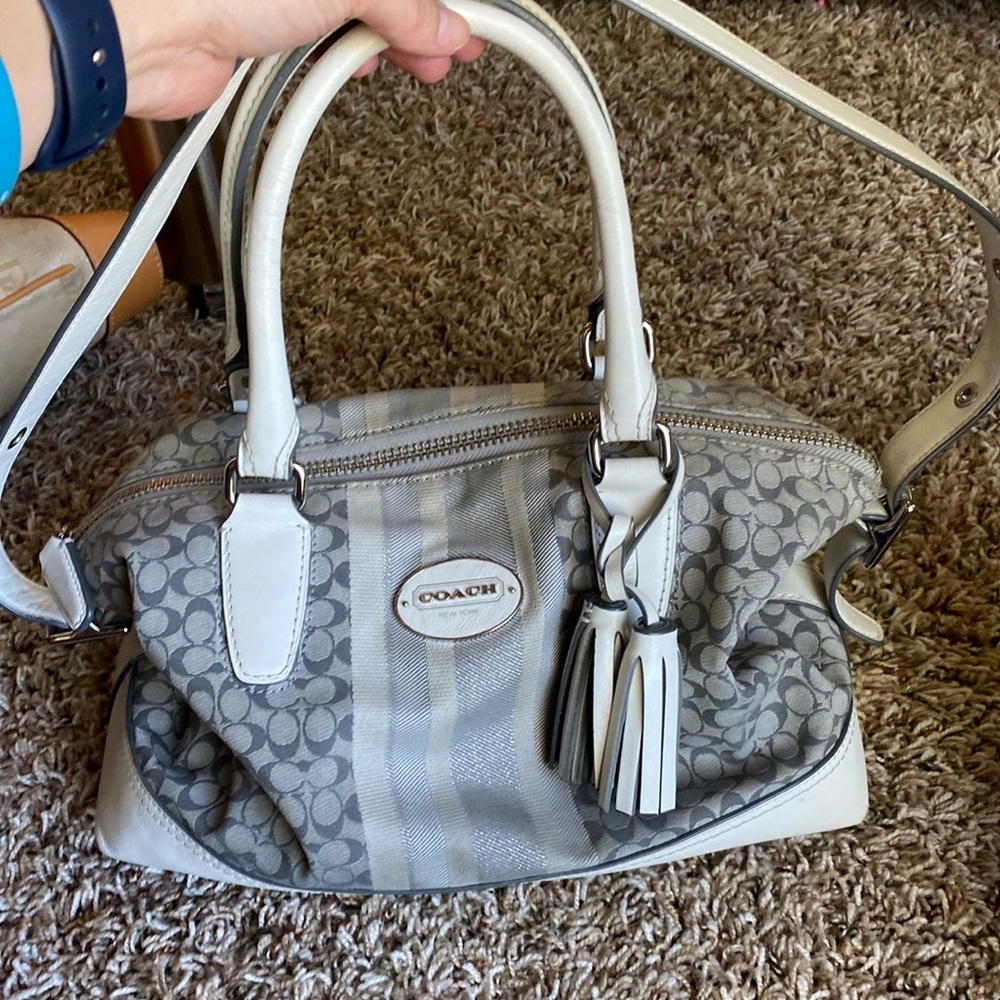 Like new Coach Shoulder Bag in Silver, Off-white and gray